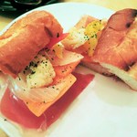 バール イスタ - 生ハムと自家製ピクルスのバゲットサンドも注文！
      ピクルスと生ハムがとっても良く合ってます。
      美味しい珈琲と美味しいバゲットサンド、最高～！！
      