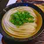 うどん 丸香 - うどんは関西風に色みが薄い出汁が用いられており、味には期待をしつつ