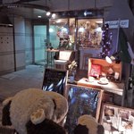 バール イスタ - こちらは大阪・本町の
            卸問屋街にあるカフェバー『バールイスタ(BarISTA)』。
            オフィスビルが立ち並ぶ一角で営業されているお店だよ。