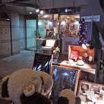 こちらは大阪・本町の
          卸問屋街にあるカフェバー『バールイスタ(BarISTA)』。
          オフィスビルが立ち並ぶ一角で営業されているお店だよ。