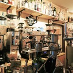 かわいい～、これワインボトルホルダーだよ。
          珈琲マシンや他の調理用具と装飾品が見事にマッチして、
          素敵な空間が創り出されています。