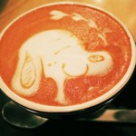 バール イスタ - じゃ～ん！これはボキがお願いした、
      スヌーピーのラテアートだよ～
      実はこちらのお店、情報誌などでもよく紹介されている、
      芸術的なラテアートで有名なお店なんだ。