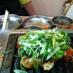 大阪焼肉・ホルモン ふたご - トロホルモンステーキ九条ネギのせ（1559円）