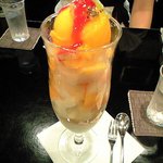 アニバーサリー - 桃とマンゴーのパフェ