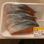 ロピア - 料理写真:■銀鮭切身 ¥1,000：1切れ125円は一般的な相場より安く、まとめ買いパックならではのお得な価格設定。