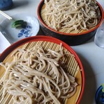 そば清 - 手前が並盛。奥が大盛り