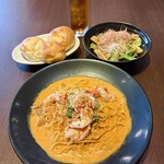 鎌倉パスタ - 料理写真:「紅ズワイガニとブラックタイガーの冷製海老クリームソース」@1793+「パン3個・サラダ・ドリンクセット」@528