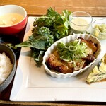 上高地あずさ珈琲 - 料理写真:鶏もも焼き定食 1550円