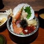 大地の恵み北海道 - 北海道海鮮丼 (梅) ¥1,250 (消費税8%込み)