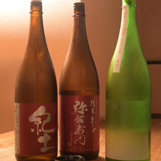 粋に一献。日本各地の季節の日本酒・焼酎もご用意しております