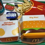 マクドナルド - 料理写真:ハンバーガーとナゲット