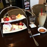 プロップ - 料理写真:「シェフのスペシャリティー」のケーキとドリンクのセット1080円です