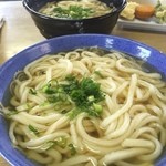 うどんの一平 - 手前が「かけ特大」、奥が「かけ大」