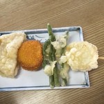 うどんの一平 - 色んな惣菜が組み合わさった天ぷら串　これも１００円