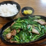 兼山 - ニラ豚（ニラトン）６５０円とごはん中１５０円　計８００円≪2015年4月≫