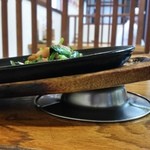 兼山 - なので鉄板の下に灰皿を敷き傾けて･･･