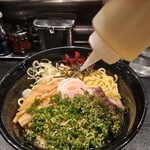 東京油組総本店 - お酢を入れます