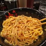 東京油組総本店 - よ～く混ぜます