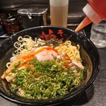 東京油組総本店 - ラー油を入れます