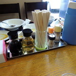 金石餃子店 - 2015年4月20日(月)　テーブル席卓上　相席でした！