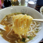 金石餃子店 - 2015年4月20日(月)　定食12番「ラーメン・炒飯セット」(ランチタイム650円)　ラーメン！麺リフト