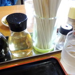 金石餃子店 - 2015年4月20日(月)　テーブル席卓上　相席でした！