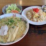はしもと - やきめしセット。やきめしにラーメンとサラダが付いた、ボリュームのあるセット。