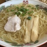 はしもと - ラーメンは、昔ながらの中華そばを思わせるシンプルな一杯です。