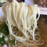 はしもと - あっさりとした醤油ベースの澄んだスープに、黄色い中細の縮れ麺がよく絡みます。