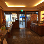 ラ･メゾン･デュ･ショコラ - 店内も高級な感じ。写真撮影も快く許可して下さいました。