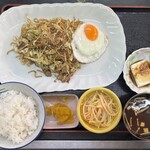 お好み焼き みきや - 焼きそば定食(目玉付き)