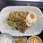 お好み焼き みきや - 焼きそば定食(目玉付き)