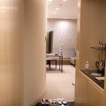 フォーシーズンズホテル丸の内　東京 - 入口付近から部屋方向へ