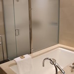 フォーシーズンズホテル丸の内　東京 - 大きなバスタブ　独立したシャワーブース