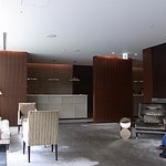 フォーシーズンズホテル丸の内　東京 - ロビーからレセプションを見る