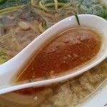 スープは尾道ラーメンに近い濃いめの醤油味、こってりは背脂がたっぷり浮いていてドストライクの好みの味！ニンニク風味もしっかり効いているので苦手な方はニンニク抜きで注文しましょう