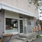 パン童夢 - お店は福岡舞鶴高校を少し北側に行った所にありますよ。
