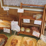 パン童夢 - お店はそんなに大きくありませんが此処から童夢の森の美味しいパンの物語が始まった発祥の地のお店です。

