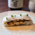 SenRe - 2026.7 たがね餅のオープンサンド（さざえ、肝ソース、荏胡麻オイルでマリネした大根、マジョラムの葉）