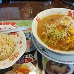 おおぎやラーメン - 料理写真:味噌らーめん880円+半チャーハン200円