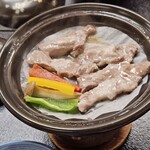ホテル三右ェ門 - 紅木豚陶板焼き