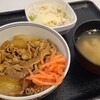 吉野家 - 朝牛セット(税込519円)
①牛丼【小盛】②野菜サラダ(千切り甘藍&千切り紫甘藍&萵苣&針人参)③お味噌汁(若布&青海苔&刻み青葱入り) 