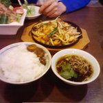 Horumon Doujou Daigo - 豚キムチ、ツナサラダ。