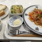 カフェ ビィータ マルヤマ - 日替りランチ550円(税込)に。
            ・ナポリタンスパゲッティ
            ・パン
            ・サラダ
            ・スープ
            