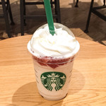 スターバックスコーヒー - フルーツ-オン-トップ-ヨーグルト フラペチーノ® 
with クラッシュ ナッツ