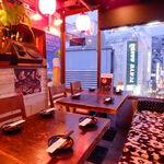 沖縄居酒屋 香の帆 - 窓側のお席からは渋谷センター街の夜景が。