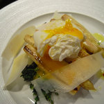 KISS'N  Little dining - ホワイトアスパラのバターソテー　ポーチドエッグ付き　（玉子を割ってみました、、、）