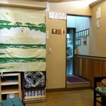 陶板焼　一宮 - 店内の真ん中ぐらいから奥を撮っています。一番奥が厨房となっています。そして、このお店は２階もあるんですよ。団体の場合は２階で宴会も出来るようです。