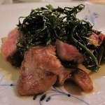 アロマフレスカ - 干草の香りをつけた乳飲み仔羊のロースト　山菜添え