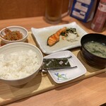 やよい軒 - 料理写真:しゃけの塩焼き朝飯580円、ライスはお代わりし放題です。時間制限もないです。最高じゃん!!